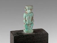 Aeg F 99  Aeg F 99, Dritte Zwischenzeit – Spätzeit, Patäke, Hellgrüne Fayence, H 1,7 cm, B 1,1 cm, T 0,7 cm : Bestandskatalog Ägypten, Museumsfoto: Claus Cordes
